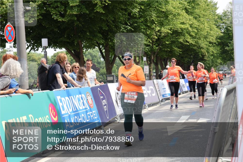 15.06.2025 - REWE Women's Run Strokosch-Dieckow http://msf.ph/oto/7938850 15.06.2025 11:13:25 Ziel 5106, 5320, 5355, 5675 meine-sportfotos.de