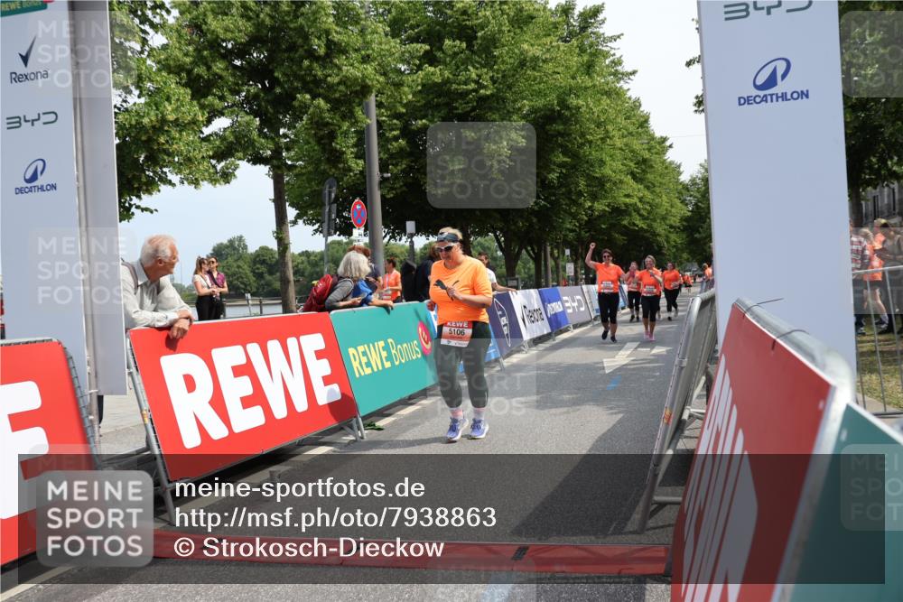 15.06.2025 - REWE Women's Run Strokosch-Dieckow http://msf.ph/oto/7938863 15.06.2025 11:13:27 Ziel 5106, 5309, 5320, 5355, 5482, 5675 meine-sportfotos.de