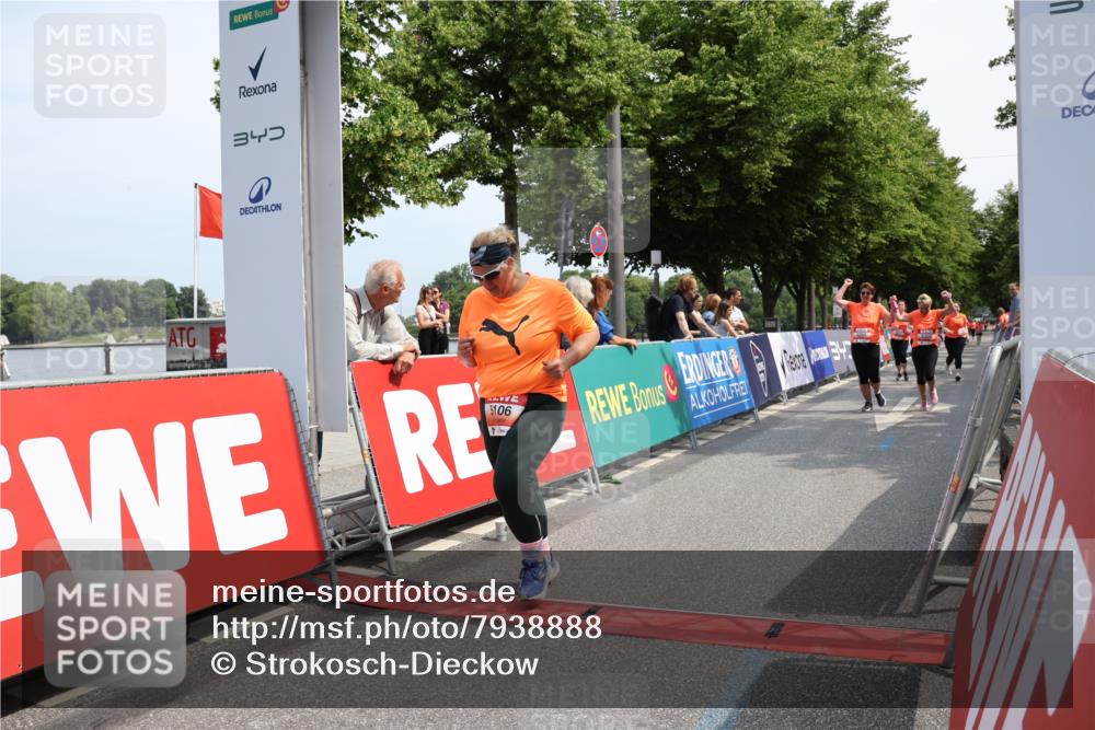 15.06.2025 - REWE Women's Run Strokosch-Dieckow http://msf.ph/oto/7938888 15.06.2025 11:13:28 Ziel 5106, 5309, 5317, 5320, 5355, 5369, 5482 meine-sportfotos.de