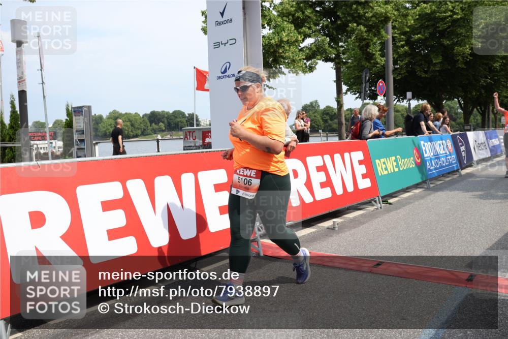 15.06.2025 - REWE Women's Run Strokosch-Dieckow http://msf.ph/oto/7938897 15.06.2025 11:13:28 Ziel 5106, 5309, 5317, 5320, 5355, 5369, 5482 meine-sportfotos.de