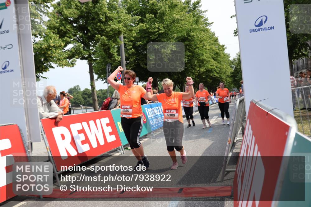 15.06.2025 - REWE Women's Run Strokosch-Dieckow http://msf.ph/oto/7938922 15.06.2025 11:13:31 Ziel 5106, 5309, 5317, 5355, 5369, 5482 meine-sportfotos.de