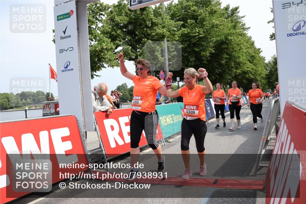 15.06.2025 - REWE Women's Run Strokosch-Dieckow http://msf.ph/oto/7938931 15.06.2025 11:13:32 Ziel 5106, 5309, 5317, 5355, 5369, 5482 meine-sportfotos.de