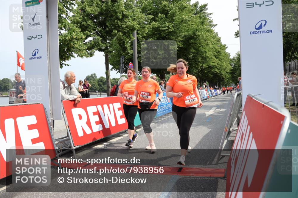 15.06.2025 - REWE Women's Run Strokosch-Dieckow http://msf.ph/oto/7938956 15.06.2025 11:13:34 Ziel 5106, 5309, 5317, 5355, 5369, 5482 meine-sportfotos.de