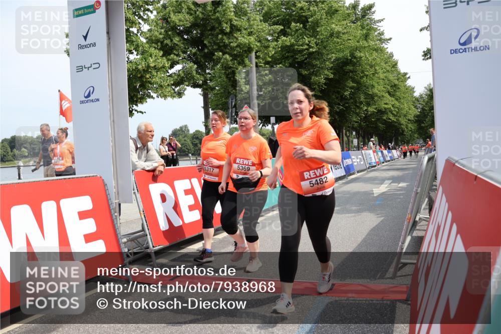 15.06.2025 - REWE Women's Run Strokosch-Dieckow http://msf.ph/oto/7938968 15.06.2025 11:13:34 Ziel 5106, 5309, 5317, 5355, 5369, 5482 meine-sportfotos.de