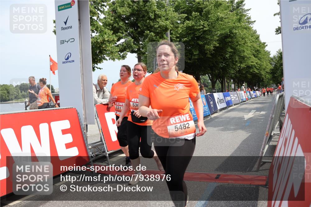 15.06.2025 - REWE Women's Run Strokosch-Dieckow http://msf.ph/oto/7938976 15.06.2025 11:13:34 Ziel 5106, 5309, 5317, 5355, 5369, 5482 meine-sportfotos.de