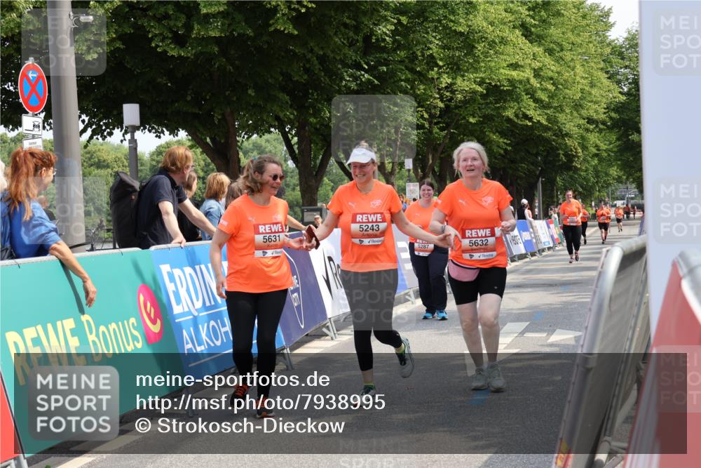 15.06.2025 - REWE Women's Run Strokosch-Dieckow http://msf.ph/oto/7938995 15.06.2025 11:13:52 Ziel 5243, 5287, 5631, 5632 meine-sportfotos.de