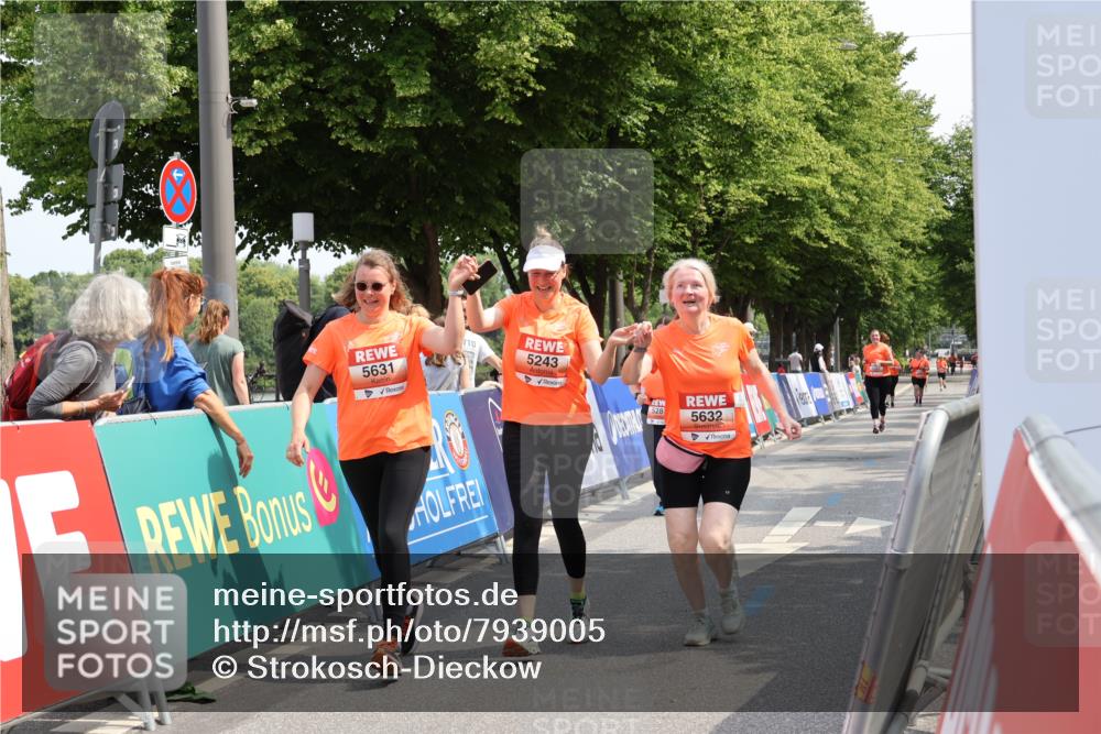 15.06.2025 - REWE Women's Run Strokosch-Dieckow http://msf.ph/oto/7939005 15.06.2025 11:13:53 Ziel 5243, 5287, 5631, 5632 meine-sportfotos.de
