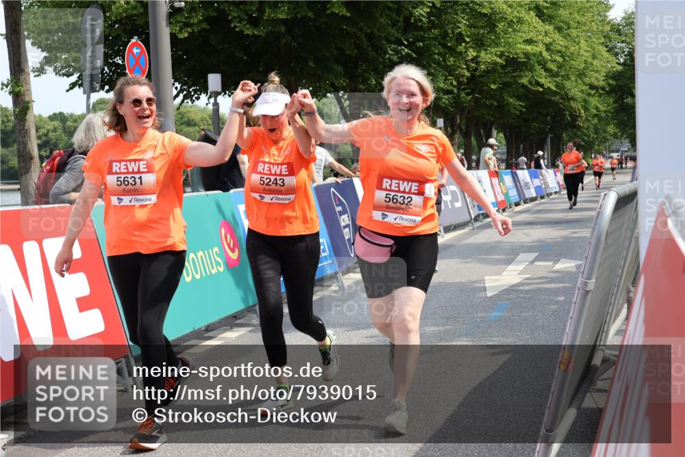15.06.2025 - REWE Women's Run Strokosch-Dieckow http://msf.ph/oto/7939015 15.06.2025 11:13:54 Ziel 5243, 5287, 5631, 5632 meine-sportfotos.de