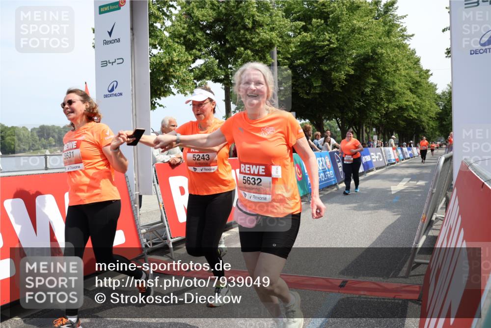15.06.2025 - REWE Women's Run Strokosch-Dieckow http://msf.ph/oto/7939049 15.06.2025 11:13:55 Ziel 5243, 5287, 5631, 5632 meine-sportfotos.de