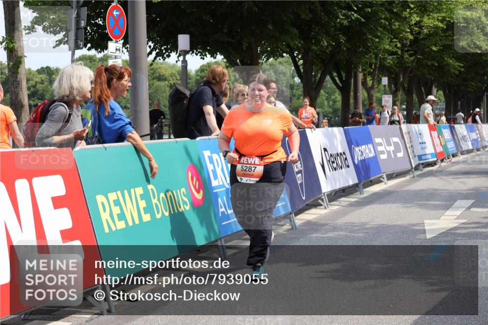 15.06.2025 - REWE Women's Run Strokosch-Dieckow http://msf.ph/oto/7939055 15.06.2025 11:13:56 Ziel 5243, 5287, 5631, 5632 meine-sportfotos.de