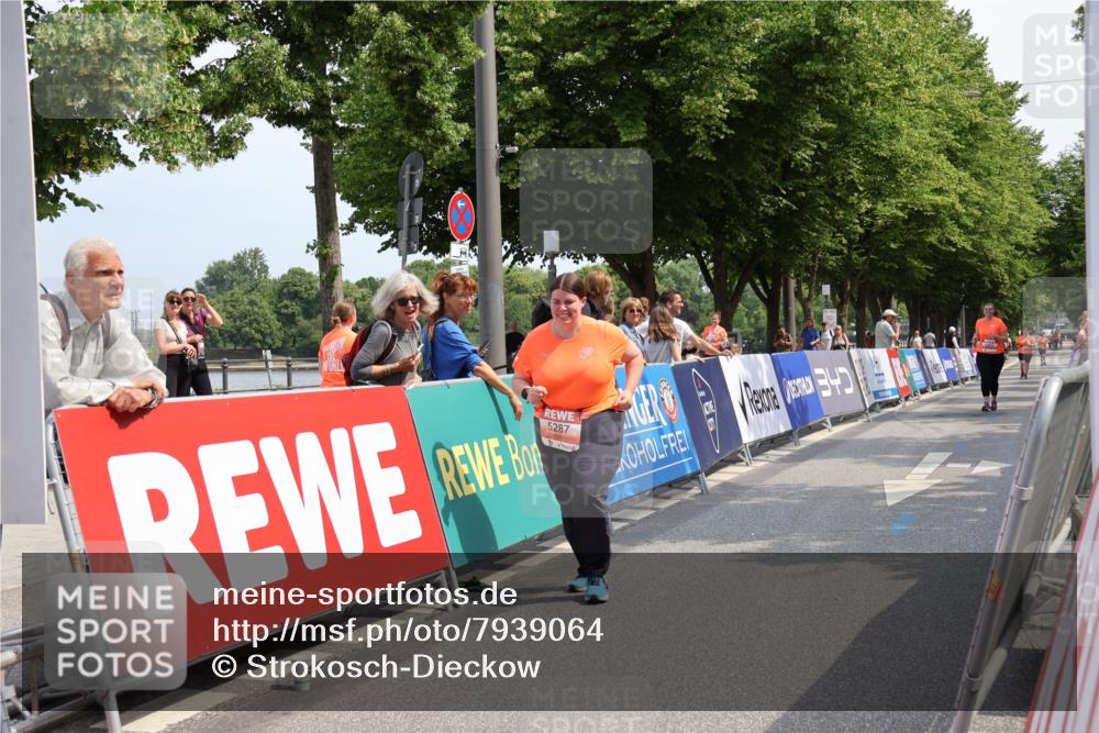 15.06.2025 - REWE Women's Run Strokosch-Dieckow http://msf.ph/oto/7939064 15.06.2025 11:13:57 Ziel 5243, 5287, 5631, 5632 meine-sportfotos.de