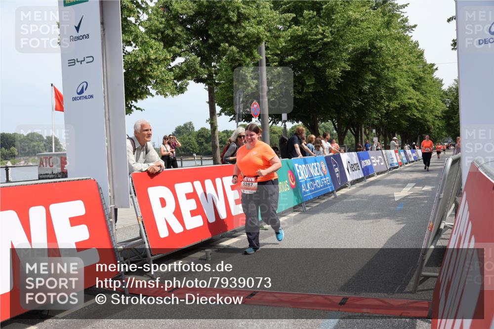 15.06.2025 - REWE Women's Run Strokosch-Dieckow http://msf.ph/oto/7939073 15.06.2025 11:13:57 Ziel 5243, 5287, 5631, 5632 meine-sportfotos.de