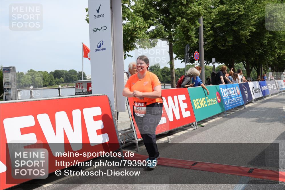 15.06.2025 - REWE Women's Run Strokosch-Dieckow http://msf.ph/oto/7939095 15.06.2025 11:13:58 Ziel 5243, 5287, 5631, 5632 meine-sportfotos.de