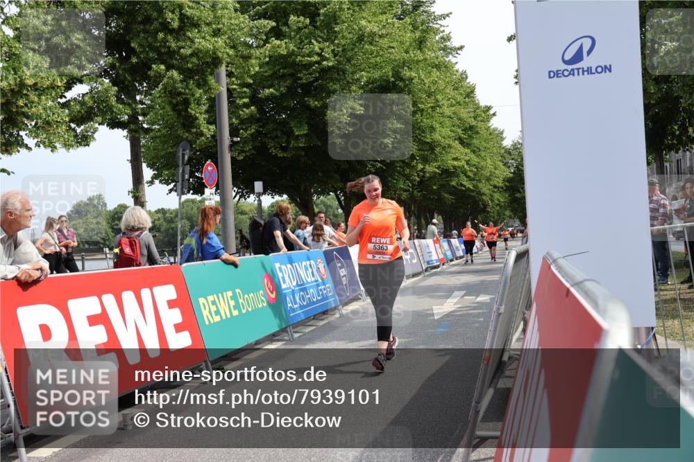 15.06.2025 - REWE Women's Run Strokosch-Dieckow http://msf.ph/oto/7939101 15.06.2025 11:14:04 Ziel 5287, 5363 meine-sportfotos.de