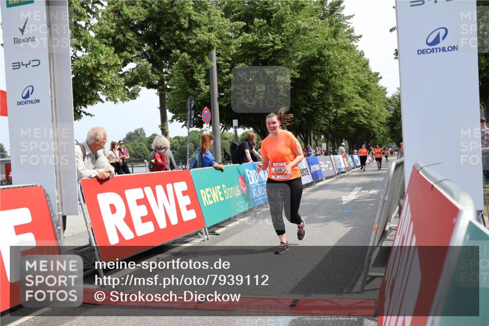 15.06.2025 - REWE Women's Run Strokosch-Dieckow http://msf.ph/oto/7939112 15.06.2025 11:14:04 Ziel 5287, 5363 meine-sportfotos.de