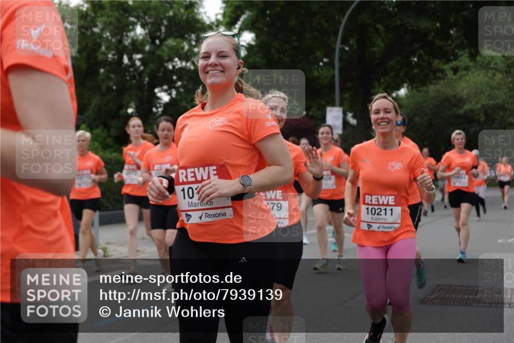 15.06.2025 - REWE Women's Run Jannik Wohlers http://msf.ph/oto/7939139 15.06.2025 08:27:23 Laufen 10, 79, 10211 meine-sportfotos.de