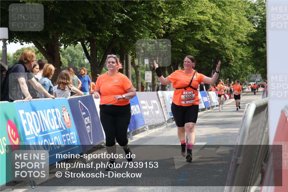 15.06.2025 - REWE Women's Run Strokosch-Dieckow http://msf.ph/oto/7939153 15.06.2025 11:14:12 Ziel 5330, 5363, 5466 meine-sportfotos.de