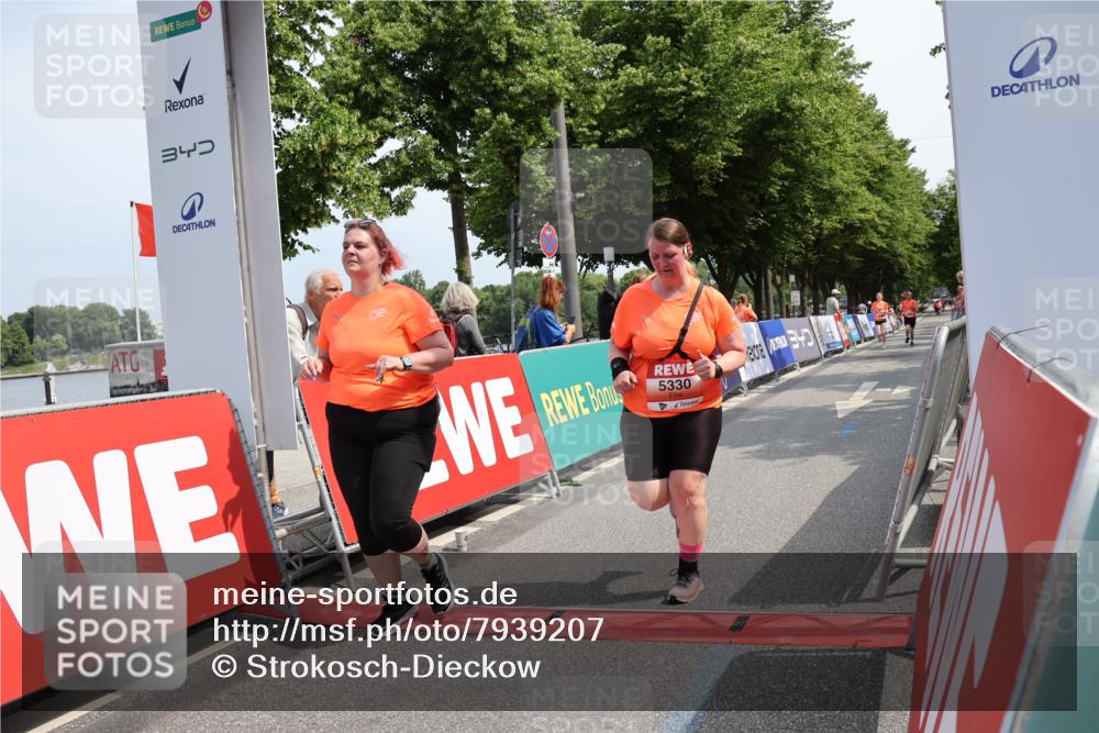 15.06.2025 - REWE Women's Run Strokosch-Dieckow http://msf.ph/oto/7939207 15.06.2025 11:14:15 Ziel 5330, 5466 meine-sportfotos.de
