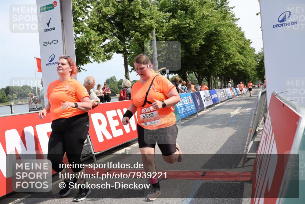 15.06.2025 - REWE Women's Run Strokosch-Dieckow http://msf.ph/oto/7939221 15.06.2025 11:14:16 Ziel 5330, 5466 meine-sportfotos.de