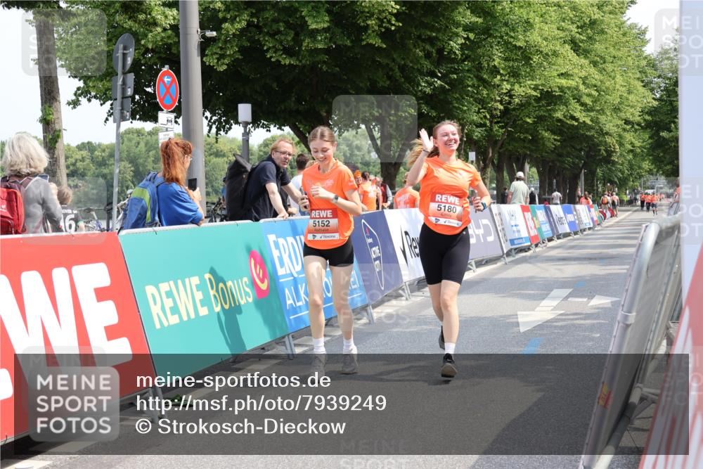 15.06.2025 - REWE Women's Run Strokosch-Dieckow http://msf.ph/oto/7939249 15.06.2025 11:14:22 Ziel 5152, 5180, 5330, 5466 meine-sportfotos.de
