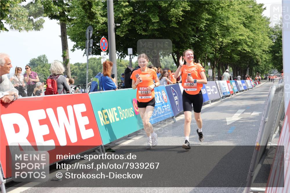 15.06.2025 - REWE Women's Run Strokosch-Dieckow http://msf.ph/oto/7939267 15.06.2025 11:14:22 Ziel 5152, 5180, 5330, 5466 meine-sportfotos.de