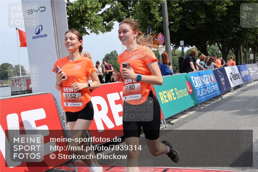 15.06.2025 - REWE Women's Run Strokosch-Dieckow http://msf.ph/oto/7939314 15.06.2025 11:14:23 Ziel 5152, 5180 meine-sportfotos.de