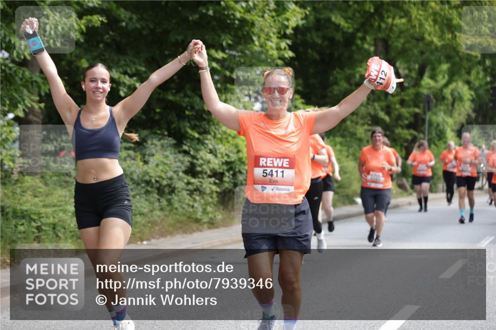 15.06.2025 - REWE Women's Run Jannik Wohlers http://msf.ph/oto/7939346 15.06.2025 10:14:42 Laufen 5411, 412 meine-sportfotos.de