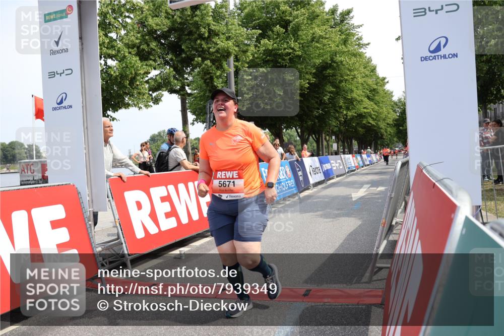 15.06.2025 - REWE Women's Run Strokosch-Dieckow http://msf.ph/oto/7939349 15.06.2025 11:14:50 Ziel 5671 meine-sportfotos.de