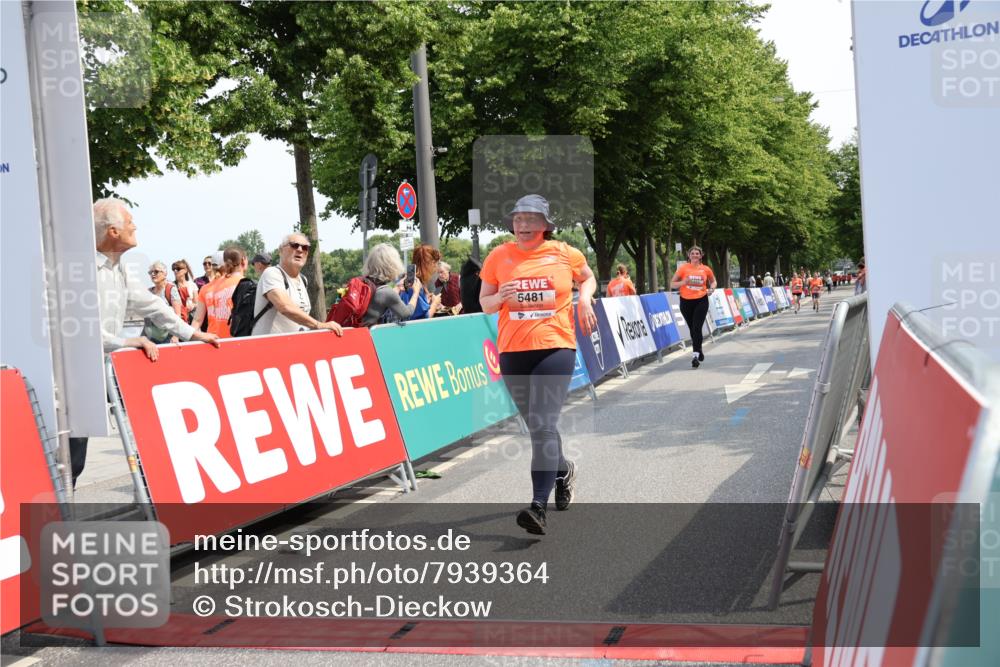 15.06.2025 - REWE Women's Run Strokosch-Dieckow http://msf.ph/oto/7939364 15.06.2025 11:15:03 Ziel 5322, 5481 meine-sportfotos.de