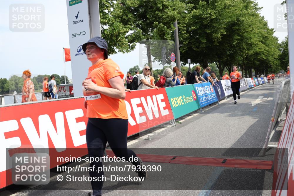 15.06.2025 - REWE Women's Run Strokosch-Dieckow http://msf.ph/oto/7939390 15.06.2025 11:15:04 Ziel 5322, 5481 meine-sportfotos.de