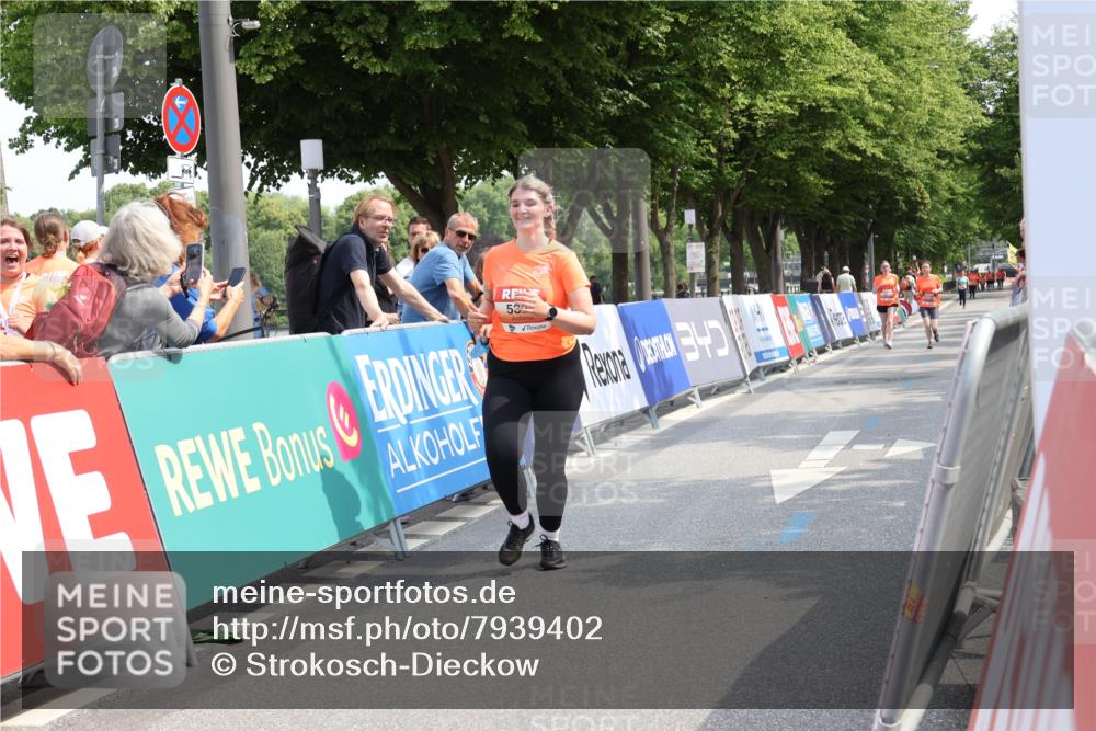 15.06.2025 - REWE Women's Run Strokosch-Dieckow http://msf.ph/oto/7939402 15.06.2025 11:15:05 Ziel 5322, 5481 meine-sportfotos.de
