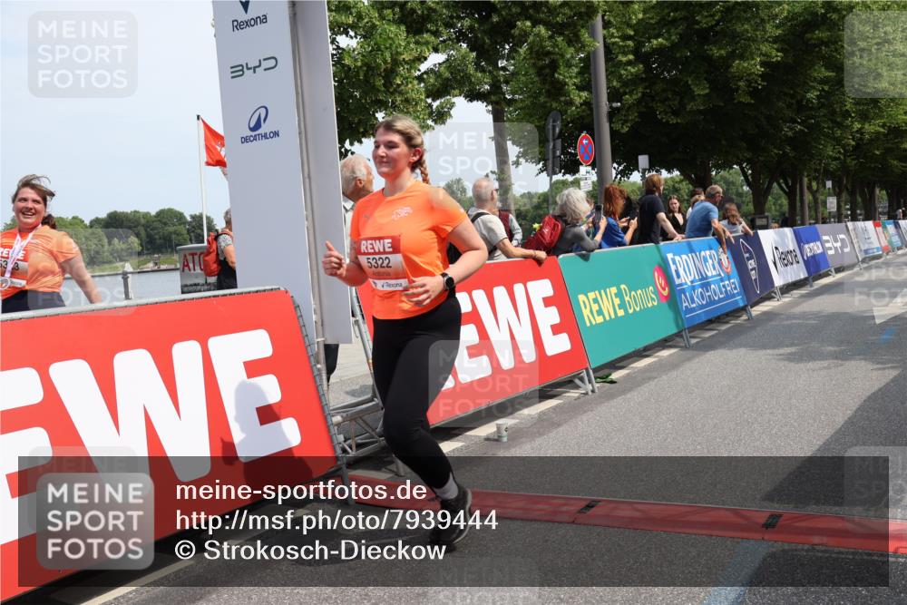 15.06.2025 - REWE Women's Run Strokosch-Dieckow http://msf.ph/oto/7939444 15.06.2025 11:15:07 Ziel 5322, 5481 meine-sportfotos.de