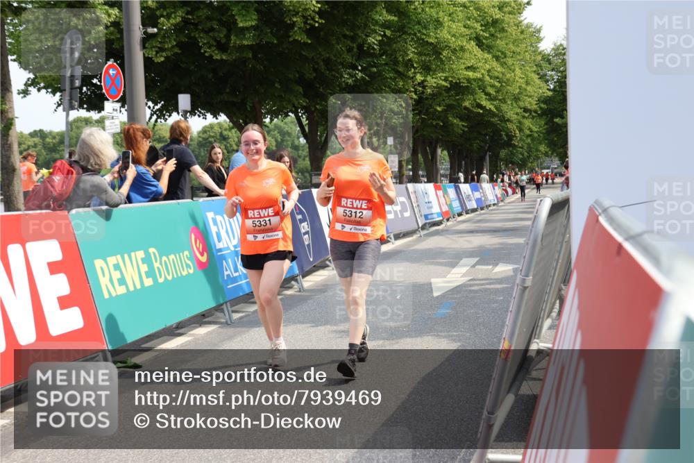 15.06.2025 - REWE Women's Run Strokosch-Dieckow http://msf.ph/oto/7939469 15.06.2025 11:15:15 Ziel 5312, 5331 meine-sportfotos.de