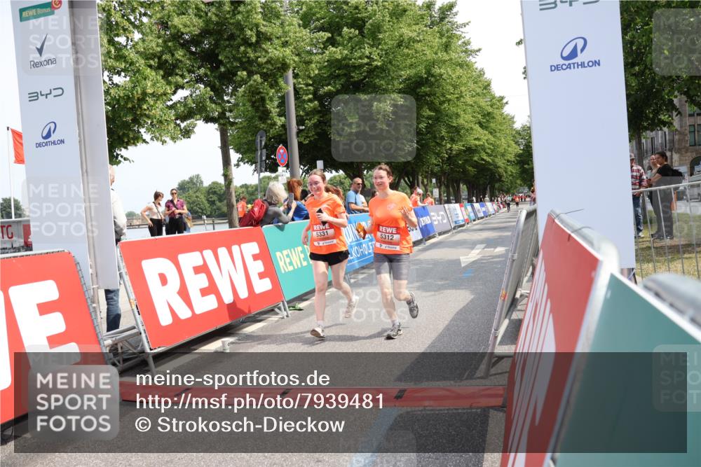 15.06.2025 - REWE Women's Run Strokosch-Dieckow http://msf.ph/oto/7939481 15.06.2025 11:15:16 Ziel 5312, 5331 meine-sportfotos.de