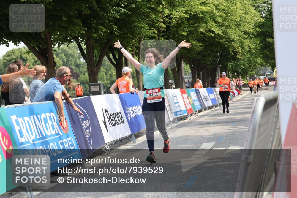15.06.2025 - REWE Women's Run Strokosch-Dieckow http://msf.ph/oto/7939529 15.06.2025 11:15:33 Ziel 5463 meine-sportfotos.de