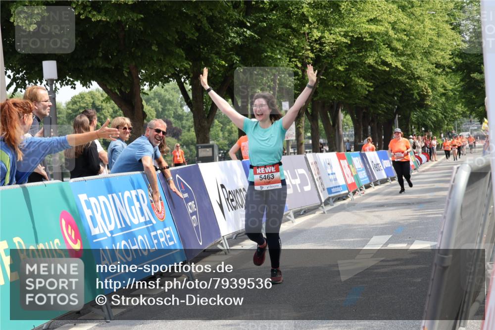 15.06.2025 - REWE Women's Run Strokosch-Dieckow http://msf.ph/oto/7939536 15.06.2025 11:15:34 Ziel 5463 meine-sportfotos.de