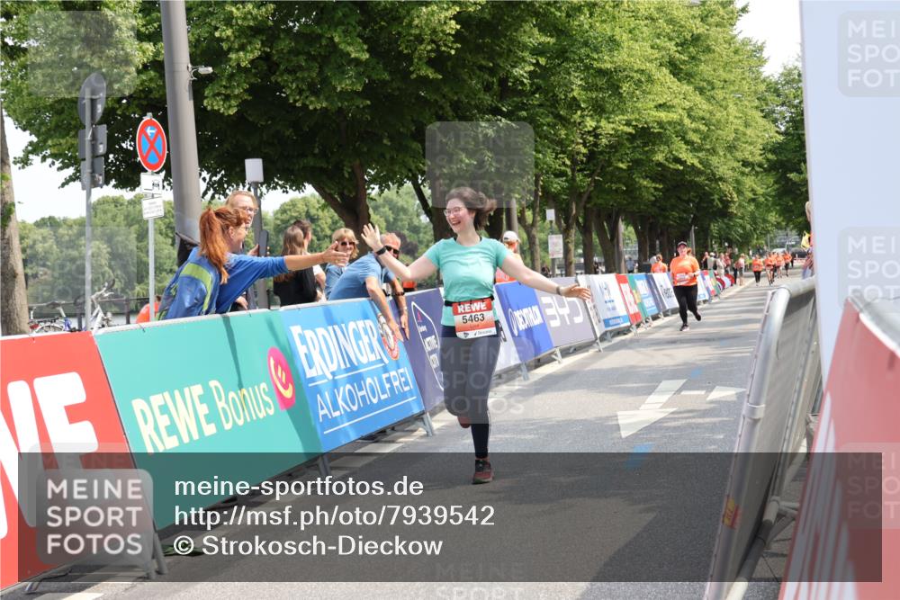 15.06.2025 - REWE Women's Run Strokosch-Dieckow http://msf.ph/oto/7939542 15.06.2025 11:15:35 Ziel 5463 meine-sportfotos.de