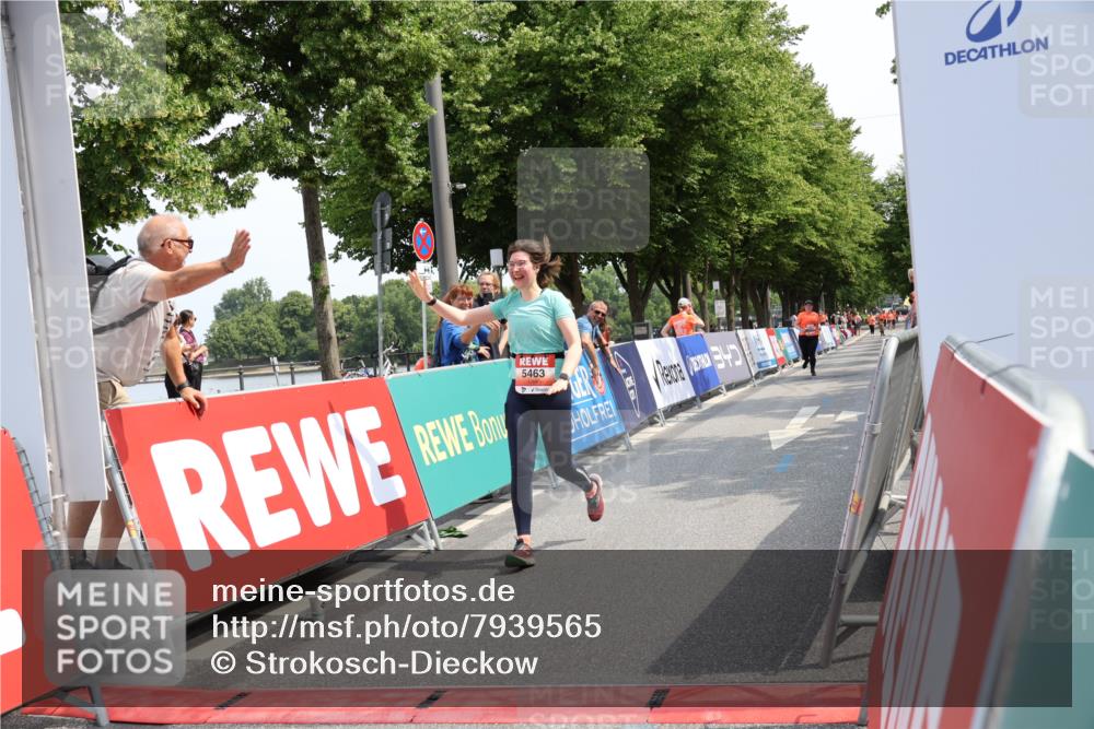 15.06.2025 - REWE Women's Run Strokosch-Dieckow http://msf.ph/oto/7939565 15.06.2025 11:15:36 Ziel 5463, 5664 meine-sportfotos.de