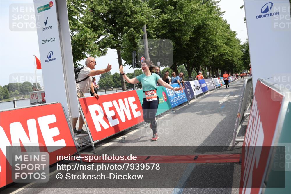 15.06.2025 - REWE Women's Run Strokosch-Dieckow http://msf.ph/oto/7939578 15.06.2025 11:15:36 Ziel 5463, 5664 meine-sportfotos.de