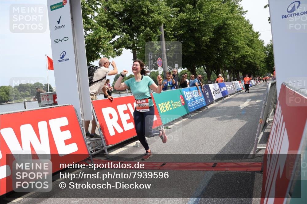 15.06.2025 - REWE Women's Run Strokosch-Dieckow http://msf.ph/oto/7939596 15.06.2025 11:15:36 Ziel 5463, 5664 meine-sportfotos.de