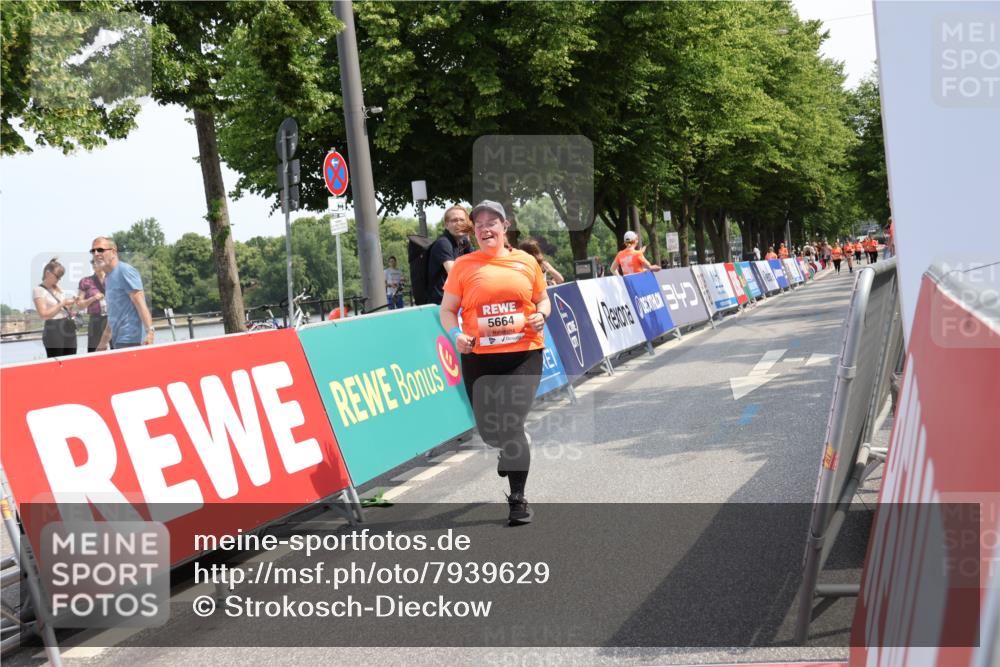 15.06.2025 - REWE Women's Run Strokosch-Dieckow http://msf.ph/oto/7939629 15.06.2025 11:15:42 Ziel 5463, 5664 meine-sportfotos.de