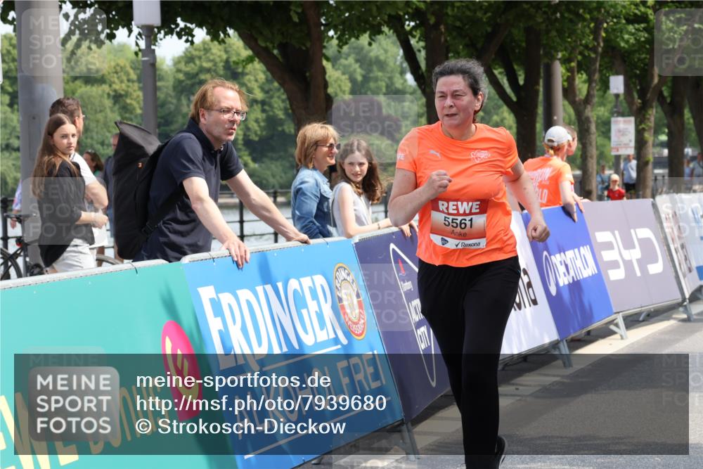 15.06.2025 - REWE Women's Run Strokosch-Dieckow http://msf.ph/oto/7939680 15.06.2025 11:16:03 Ziel 5561 meine-sportfotos.de