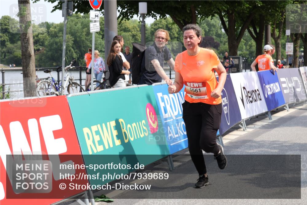 15.06.2025 - REWE Women's Run Strokosch-Dieckow http://msf.ph/oto/7939689 15.06.2025 11:16:04 Ziel 5487, 5561, 5610 meine-sportfotos.de