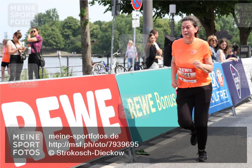 15.06.2025 - REWE Women's Run Strokosch-Dieckow http://msf.ph/oto/7939695 15.06.2025 11:16:04 Ziel 5487, 5561, 5610 meine-sportfotos.de