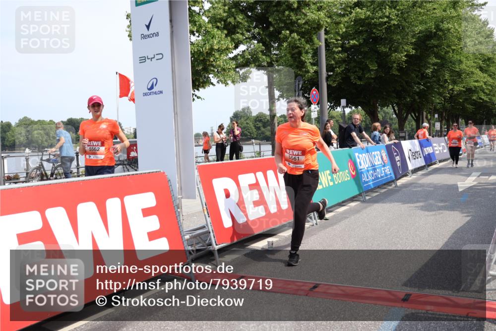 15.06.2025 - REWE Women's Run Strokosch-Dieckow http://msf.ph/oto/7939719 15.06.2025 11:16:05 Ziel 5487, 5561, 5610 meine-sportfotos.de