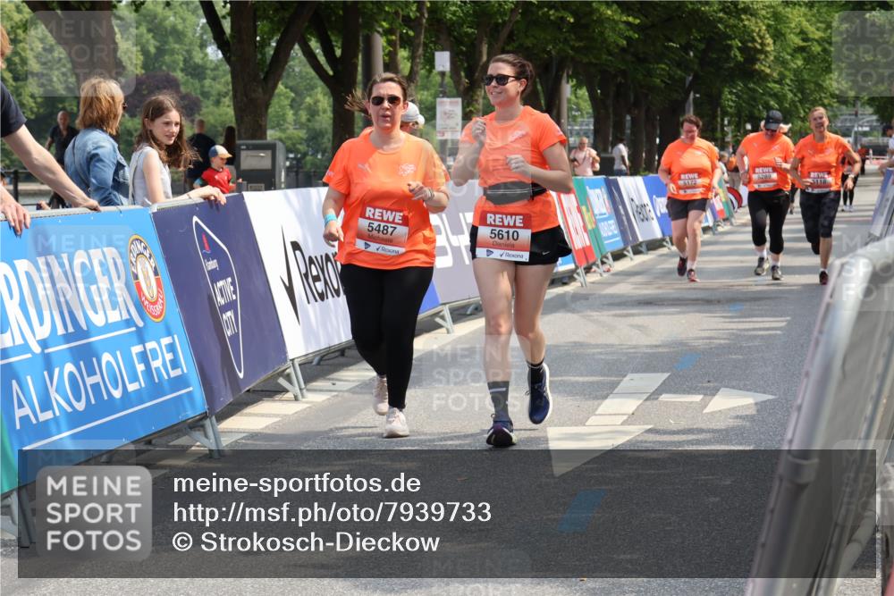 15.06.2025 - REWE Women's Run Strokosch-Dieckow http://msf.ph/oto/7939733 15.06.2025 11:16:07 Ziel 5487, 5561, 5610 meine-sportfotos.de