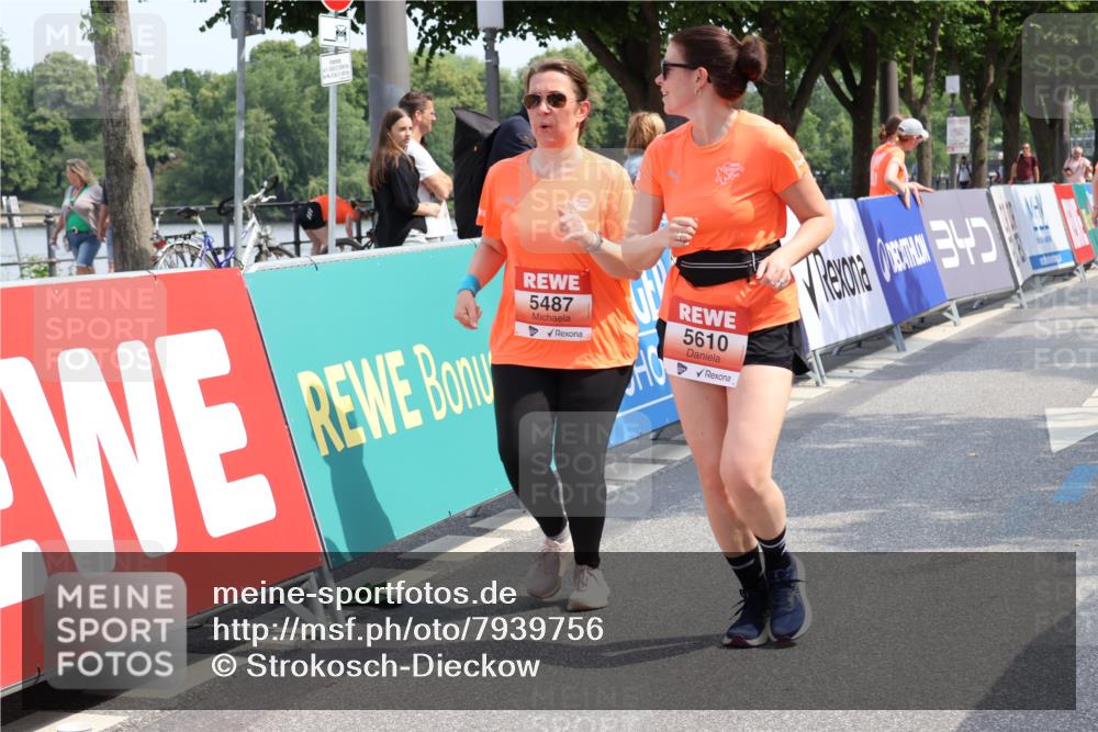 15.06.2025 - REWE Women's Run Strokosch-Dieckow http://msf.ph/oto/7939756 15.06.2025 11:16:09 Ziel 5118, 5172, 5289, 5487, 5561, 5610 meine-sportfotos.de