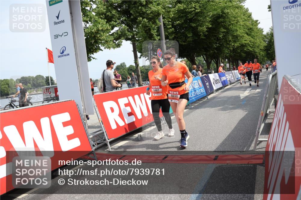 15.06.2025 - REWE Women's Run Strokosch-Dieckow http://msf.ph/oto/7939781 15.06.2025 11:16:10 Ziel 5118, 5172, 5289, 5487, 5561, 5610 meine-sportfotos.de