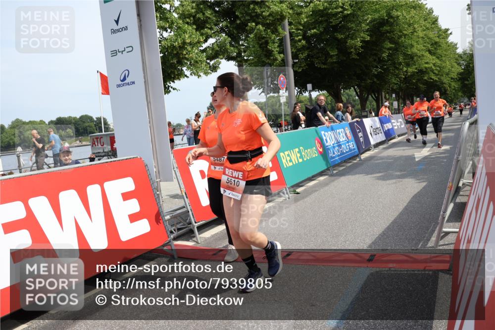 15.06.2025 - REWE Women's Run Strokosch-Dieckow http://msf.ph/oto/7939805 15.06.2025 11:16:11 Ziel 5118, 5172, 5289, 5487, 5561, 5610 meine-sportfotos.de