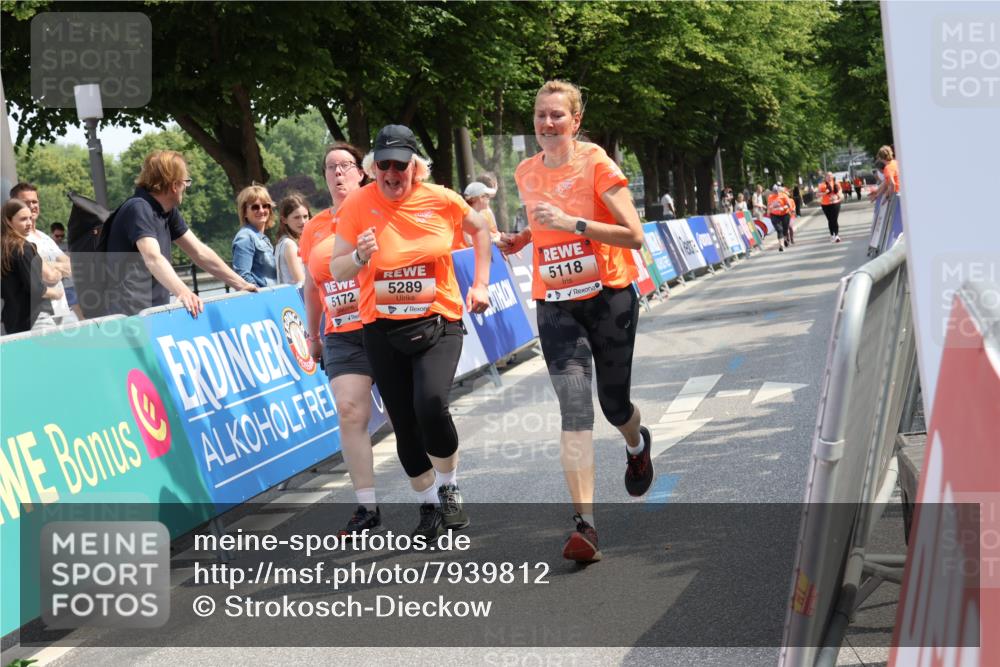 15.06.2025 - REWE Women's Run Strokosch-Dieckow http://msf.ph/oto/7939812 15.06.2025 11:16:13 Ziel 5118, 5172, 5289, 5487, 5610 meine-sportfotos.de